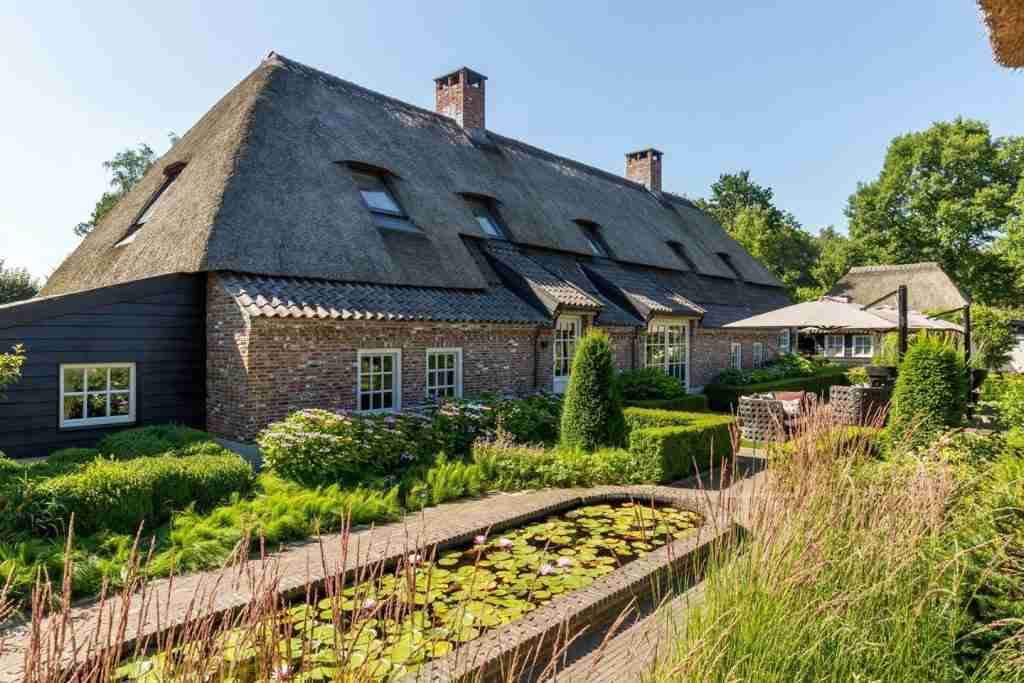 tuinrenovatie luxe tuin rondom boerderijvilla- florera.nl