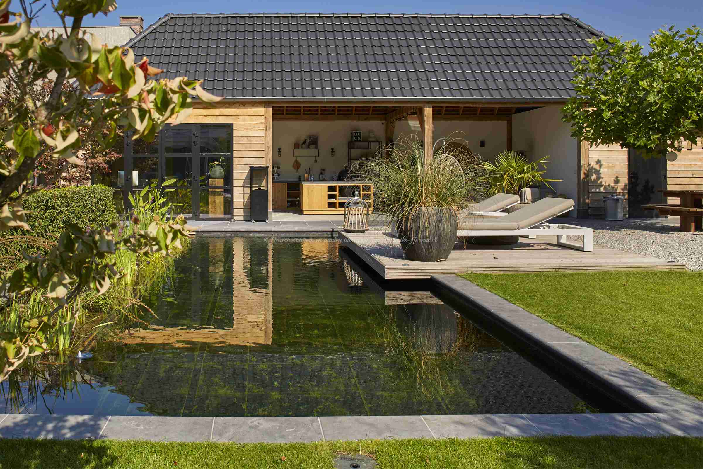 moderne tuin met strakke overkapping en zwemvijver via tuinontwerp van Florera-florera.nl
